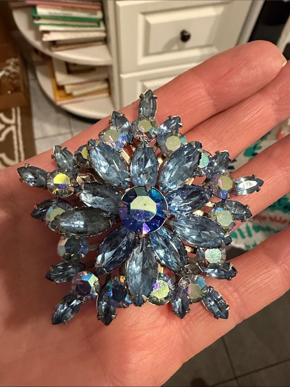 Vintage AB crystal Brooch - could be highend designer unsigned v good condition
